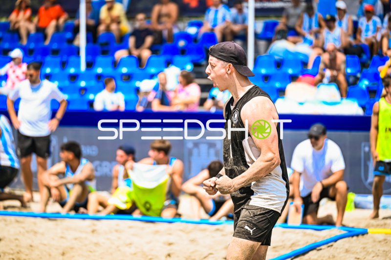 Lars Zelser (#6, Deutschland) jubelt beim IHF Beach Handball World Championship 2026