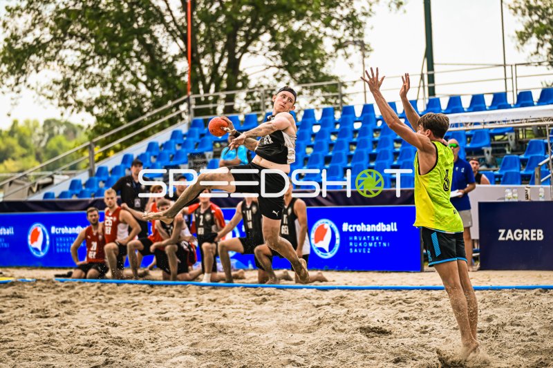Deutschland Beachhandball: Wurfaktion gegen Gegner beim Turnier in Zagreb