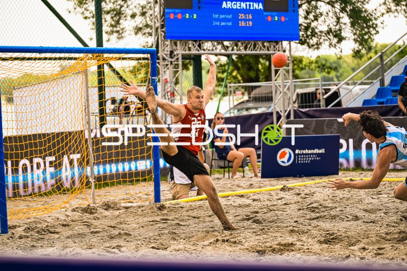 Moritz Ebert (#26; Deutschland Beachhandball) pariert im Tor gegen Argentinien