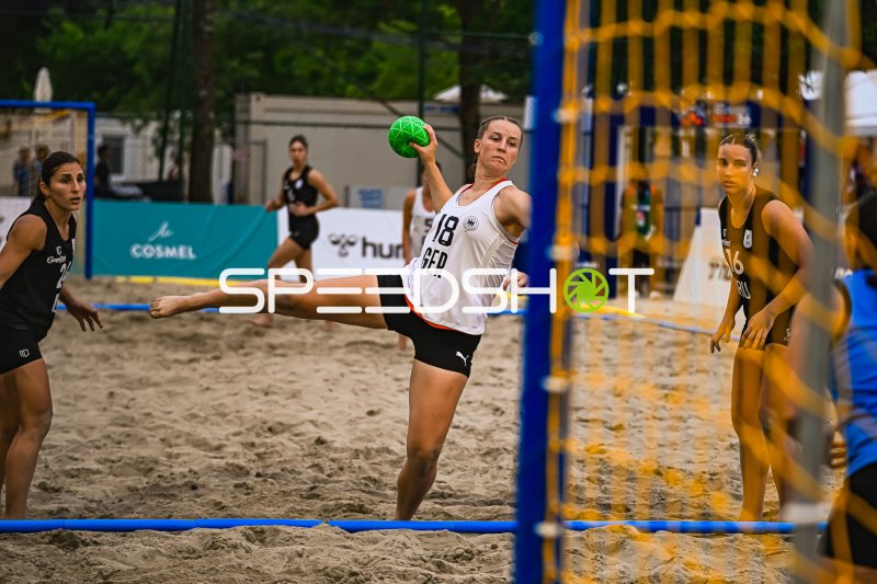 Pauline Borrmann (#18, Deutschland) beim Sprungwurf im Beach-Handball
