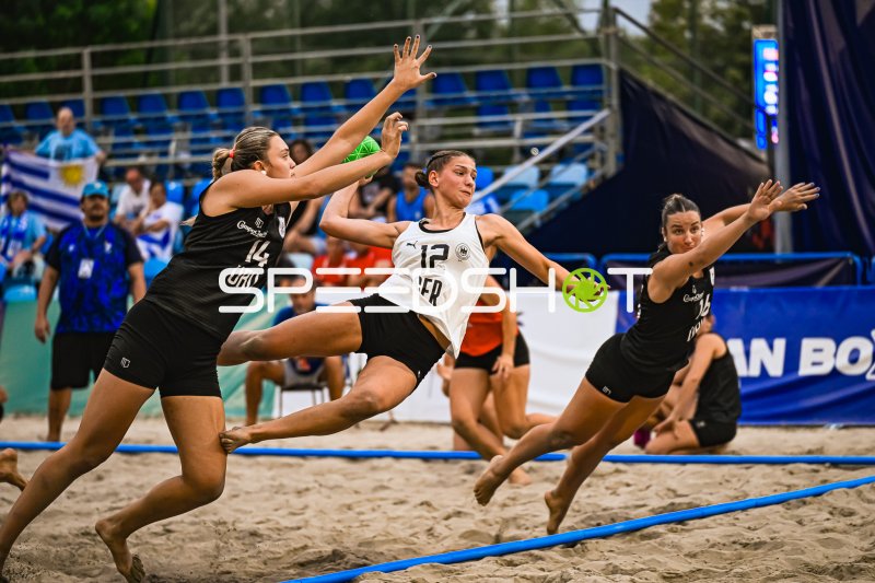 Dilayla Alarslan (#12; Deutsche Frauen Beachhandball Nationalmannschaft) beim Wurfversuch gegen Uruguay