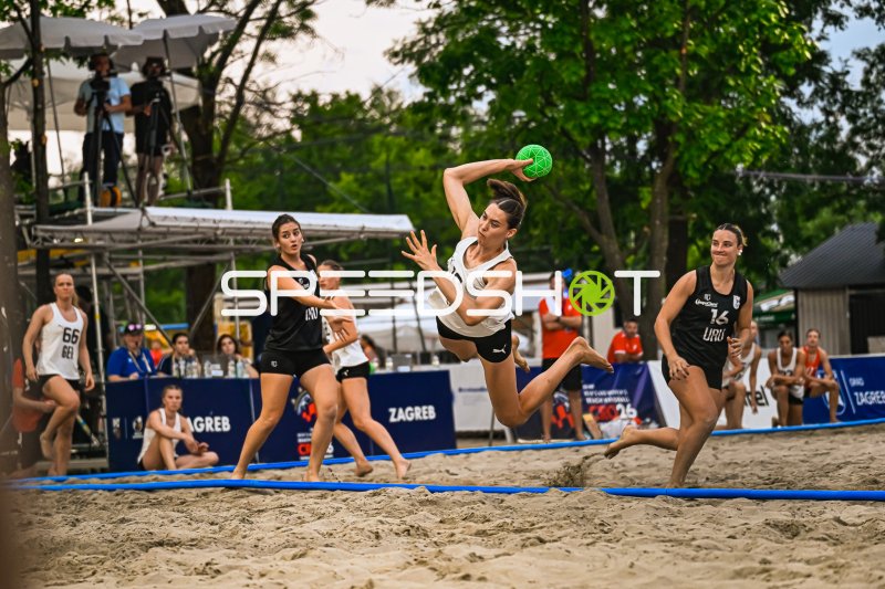 MÖLLMANN Amelie (#66; Deutsche Frauen Beachhandball Nationalmannschaft) beim Sprungwurf in Zagreb