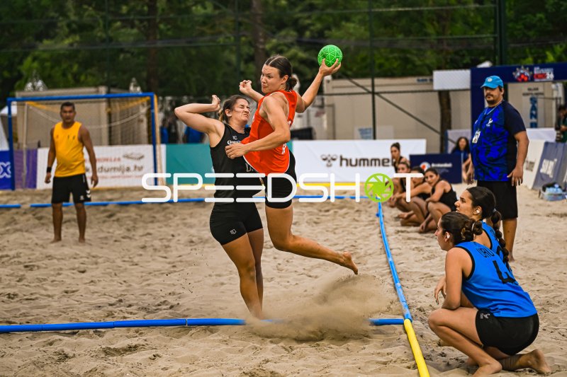 Wurfaktion im Beachhandball-Zweikampf am Jarun See Zagreb