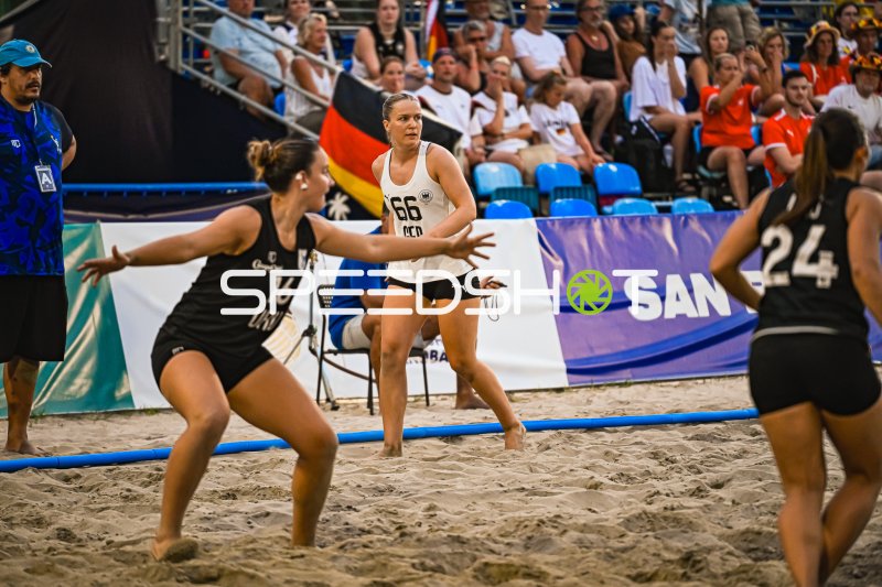 Amelie Möllmann (#66; Deutsche Frauen Beachhandball Nationalmannschaft) im Spielaufbau