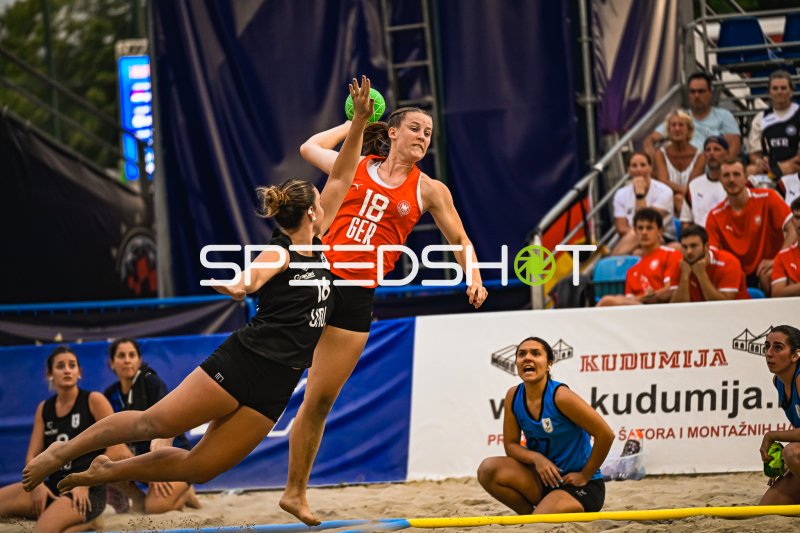Pauline Borrmann (#18; Deutsche Frauen Beachhandball Nationalmannschaft) beim Sprungwurf