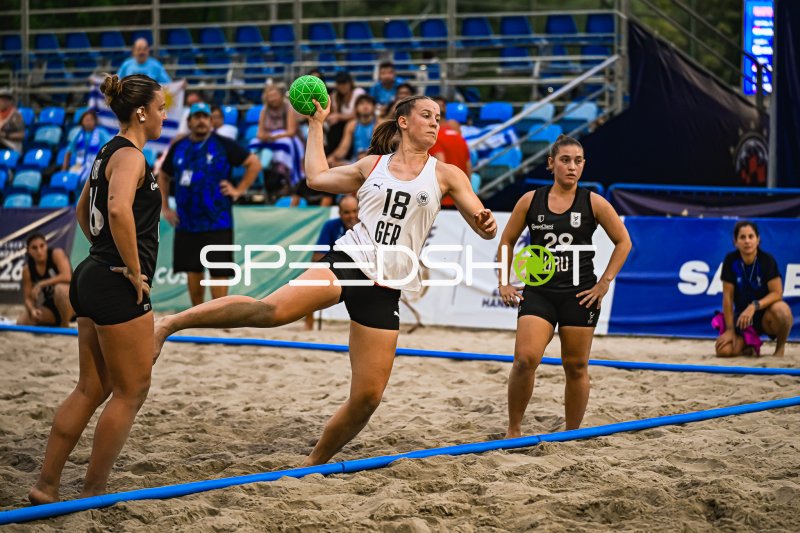 Pauline Borrmann (#18; Deutsche Frauen Beachhandball Nationalmannschaft) beim Wurf gegen Uruguay