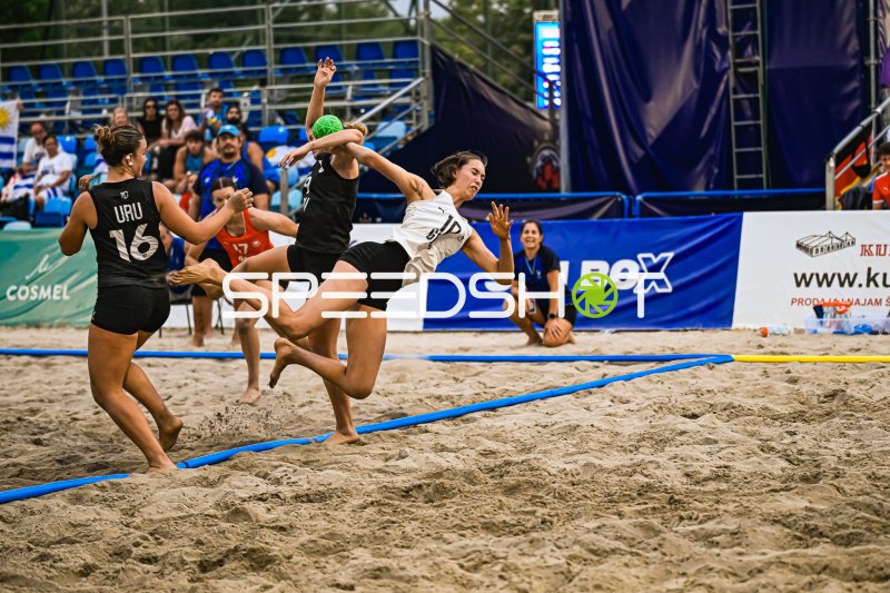 Wurfaktion im Beachhandball-Zweikampf am Jarun See Zagreb
