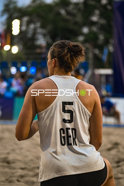 Kirsten Sophie Walter (#5; Deutsche Frauen Beachhandball Nationalmannschaft) auf dem Sand in Zagreb