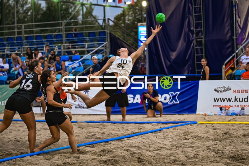 Isabel Kattner (#10; Deutsche Frauen Beachhandball Nationalmannschaft) beim Sprungwurf