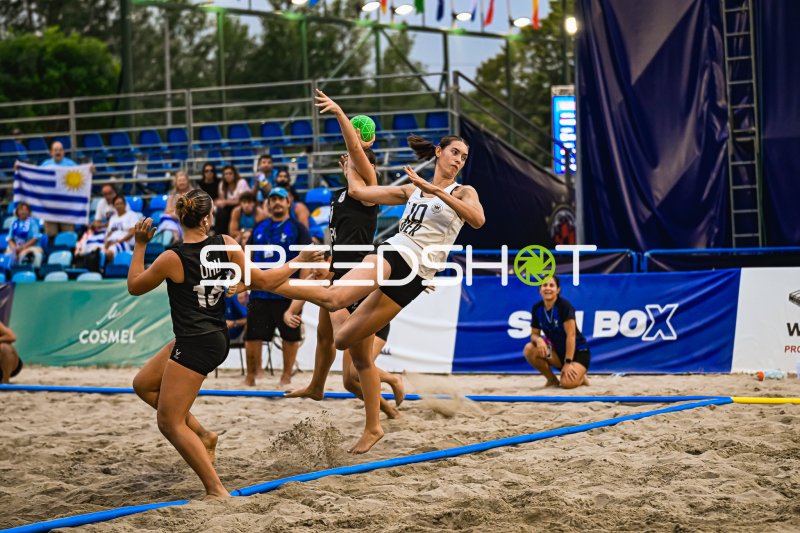 Isabel Kattner (#10; Deutsche Frauen Beachhandball Nationalmannschaft) beim Wurf gegen Uruguay