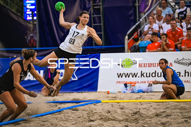 Lena Klingler (#17; Deutsche Frauen Beachhandball Nationalmannschaft) beim Sprungwurf