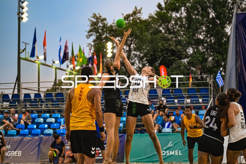 Isabel Kattner (#10; Deutsche Frauen Beachhandball Nationalmannschaft) im Sprungduell