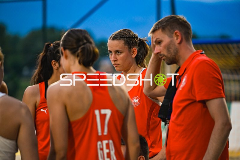 Pauline Borrmann (#18, Deutsche Frauen Beachhandball Nationalmannschaft) in Auszeit-Besprechung