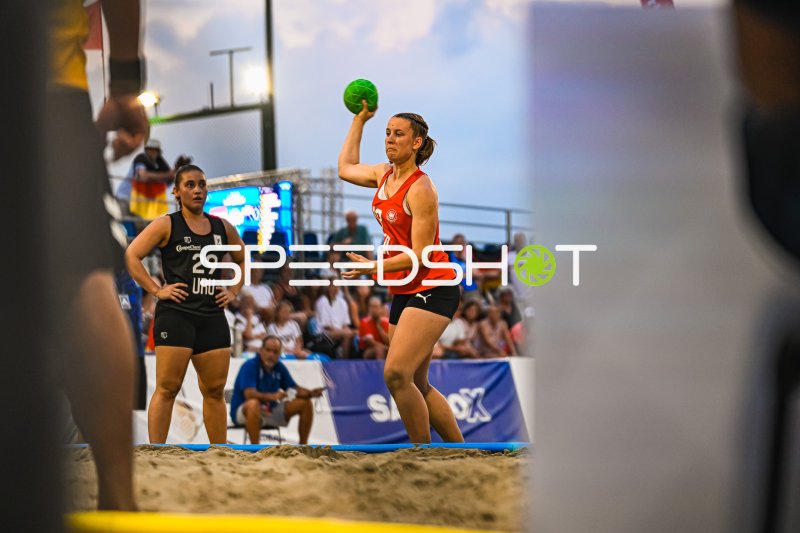 Wurfaktion einer Spielerin im Beachhandball-Match gegen Uruguay