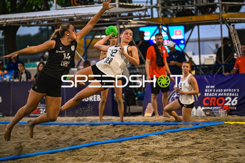Dilayla Alarslan (#12; Deutsche Frauen Beachhandball Nationalmannschaft) beim Wurf gegen Uruguay
