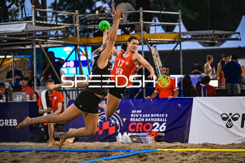 Lena Klingler (#17; Deutsche Frauen Beachhandball Nationalmannschaft) beim Sprungwurf