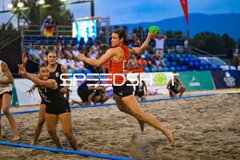 Wurfaktion im Beachhandball: USA gegen Deutsche Frauen-Nationalmannschaft in Zagreb