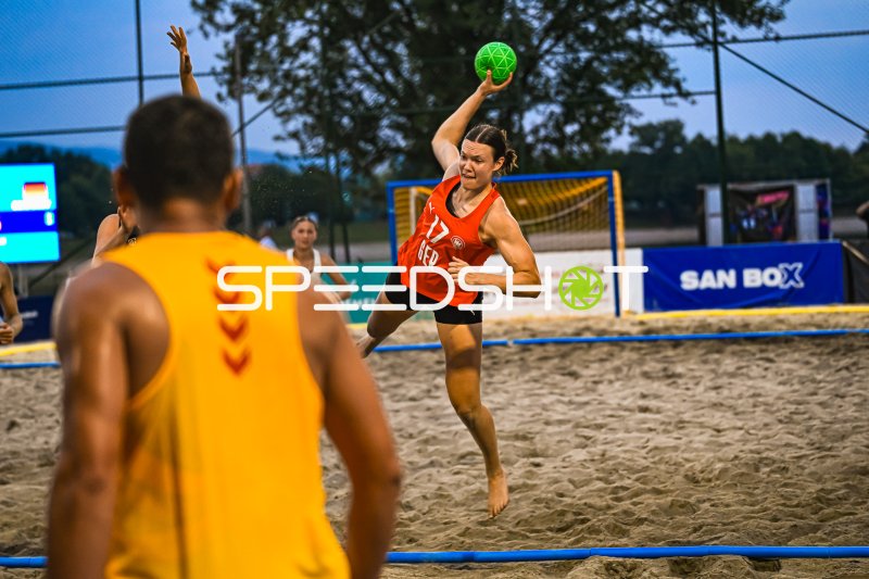 Lena Klingler (#17; Deutsche Frauen Beachhandball Nationalmannschaft) beim Sprungwurf in Zagreb