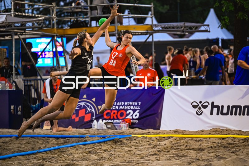 Lena Klingler (#17; Deutsche Frauen Beachhandball Nationalmannschaft) beim Sprungwurf