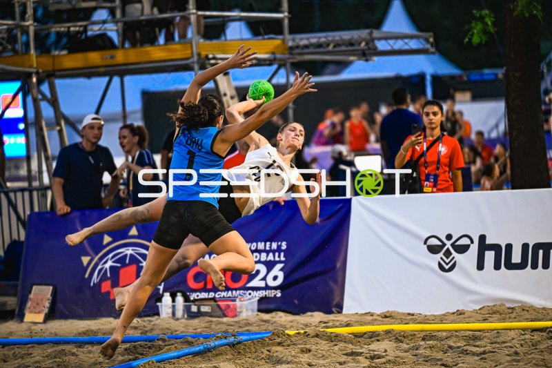 Staci Self (#1; USA) blockt Wurfversuch von ALARSLAN Dilayla (#12; Deutschland) bei der WM
