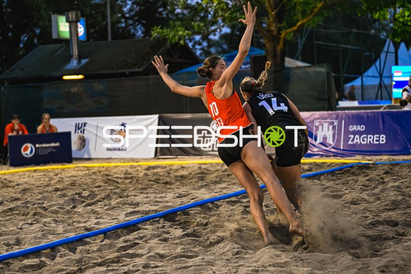 Isabel Kattner (#10; Deutsche Frauen Beachhandball Nationalmannschaft) im Zweikampf in Zagreb