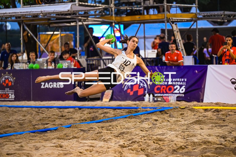 Isabel Kattner (#10; Deutsche Frauen Beachhandball Nationalmannschaft) beim Sprungwurf