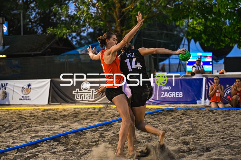 Zweikampf im Sand beim Beach-Handball in Zagreb