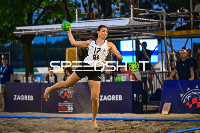 Lena Klingler (#17, Deutsche Frauen Beachhandball Nationalmannschaft) beim Wurfsprung in Zagreb