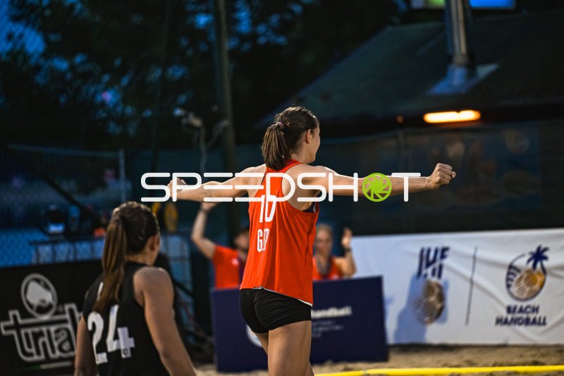 Isabel Kattner (#10; Deutsche Frauen Beachhandball Nationalmannschaft) jubelt