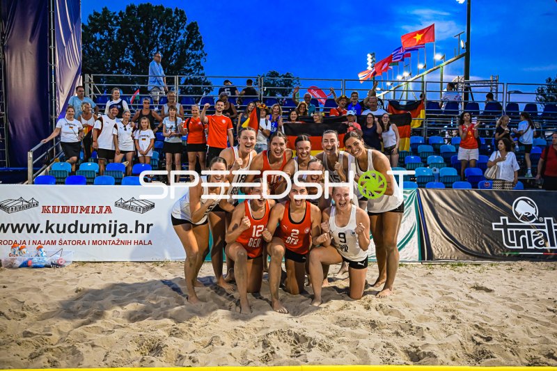 Deutsche Frauen Beachhandball Nationalmannschaft jubelt nach Sieg in Zagreb