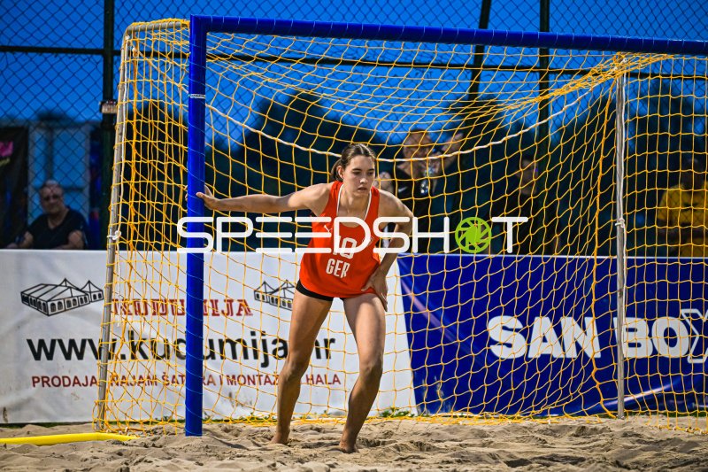 Isabel Kattner (#10; Deutsche Frauen Beachhandball Nationalmannschaft) im Tor