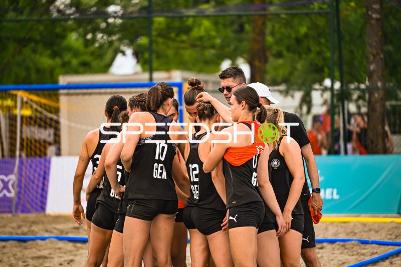 Isabel Kattner (#10; Deutsche Frauen Beachhandball Nationalmannschaft) und Team-Auszeit in Zagreb
