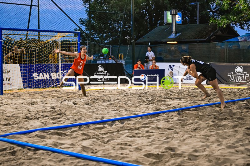 ARNO Joelle (#2; Deutsche Frauen Beachhandball Nationalmannschaft) bei Torwartparade