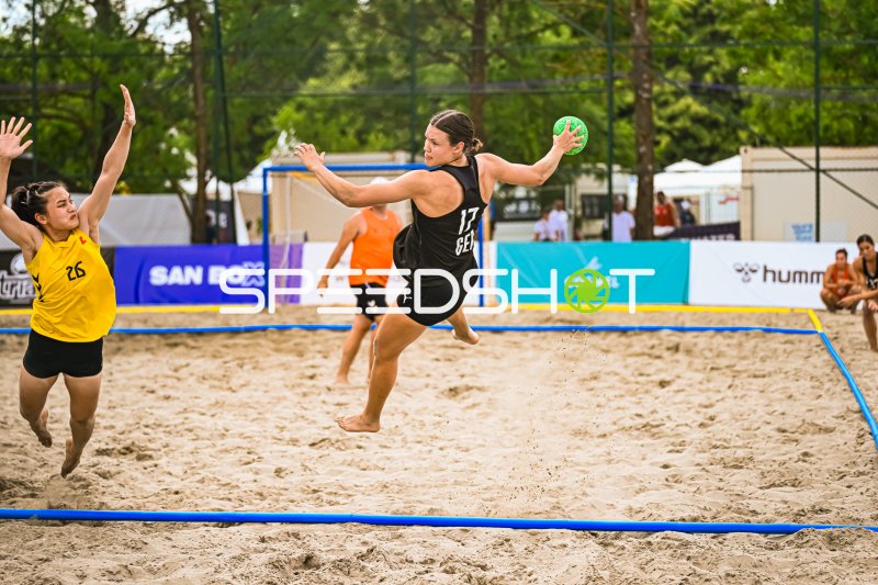 Lena Klingler (#17; Deutsche Frauen Beachhandball Nationalmannschaft) beim Sprungwurf in Zagreb