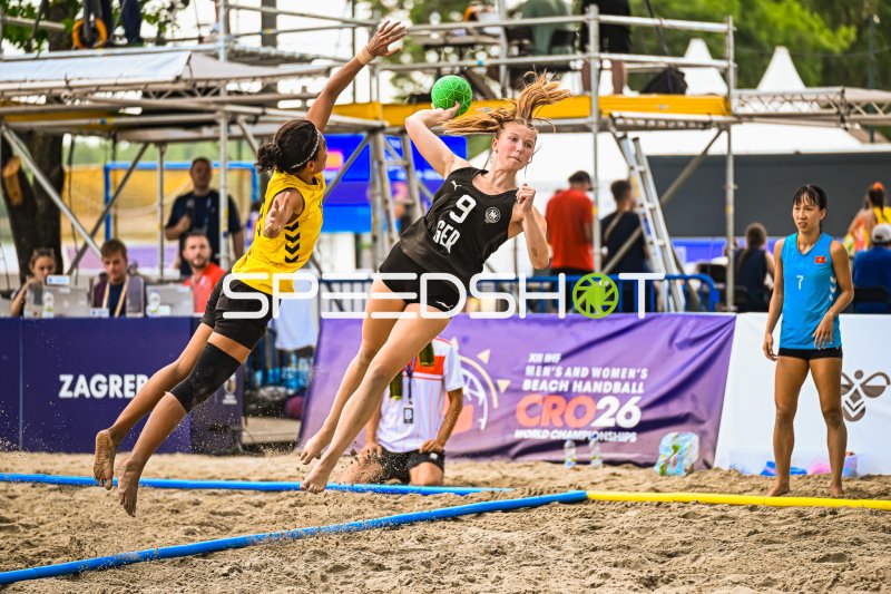 Emma Pilz (#9; Deutsche Frauen Beachhandball Nationalmannschaft) beim Sprungwurf in Zagreb
