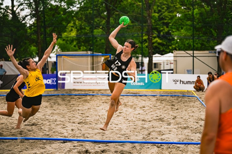 Lena Klingler (#17; Deutsche Frauen Beachhandball Nationalmannschaft) beim Sprungwurf