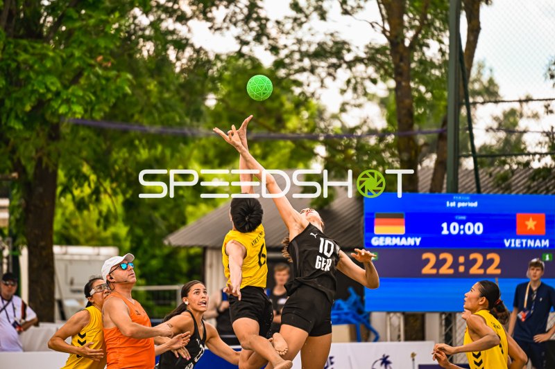 Isabel Kattner (#10; Deutsche Frauen Beachhandball Nationalmannschaft) im Zweikampf gegen Vietnam