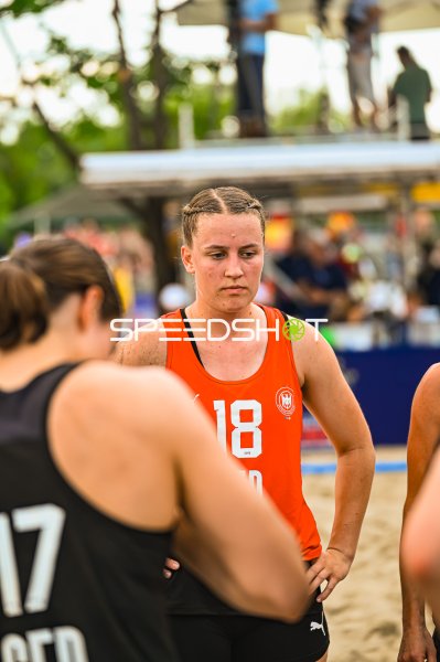 Pauline Borrmann (#18; Deutsche Frauen Beachhandball Nationalmannschaft) in Spielpause