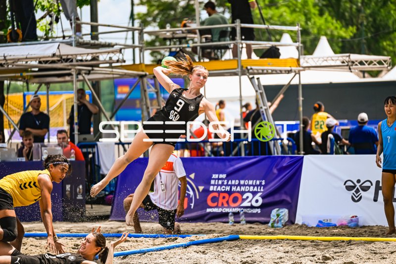 Emma Pilz (#9; Deutsche Frauen Beachhandball Nationalmannschaft) beim Sprungwurf