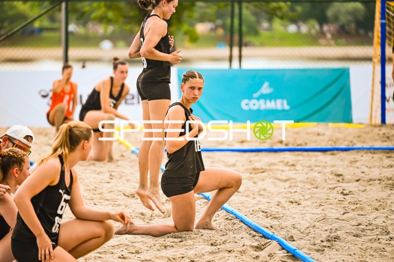 Deutsche Beachhandball-Spielerinnen beim Aufwärmen am Jarun See