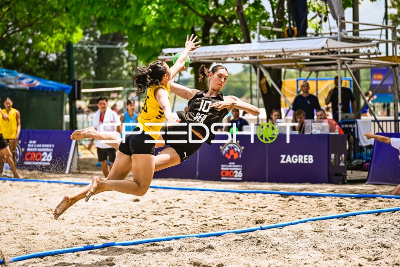 Isabel Kattner (#10; Deutsche Frauen Beachhandball Nationalmannschaft) beim Wurfversuch