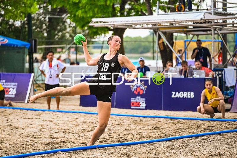 Pauline Borrmann (#18; Deutsche Frauen Beachhandball Nationalmannschaft) beim Wurf in Zagreb
