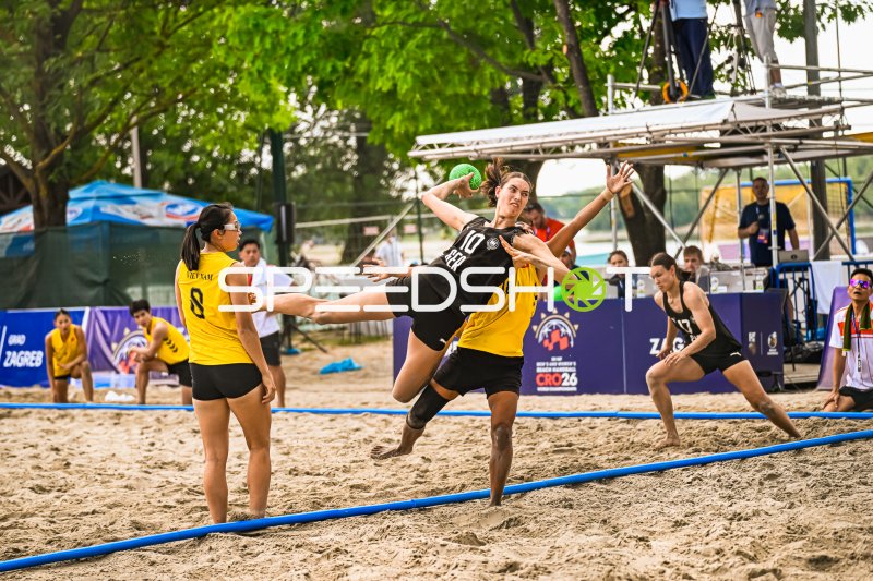 Isabel Kattner (#10; Deutsche Frauen Beachhandball Nationalmannschaft) beim Sprungwurf gegen Vietnam
