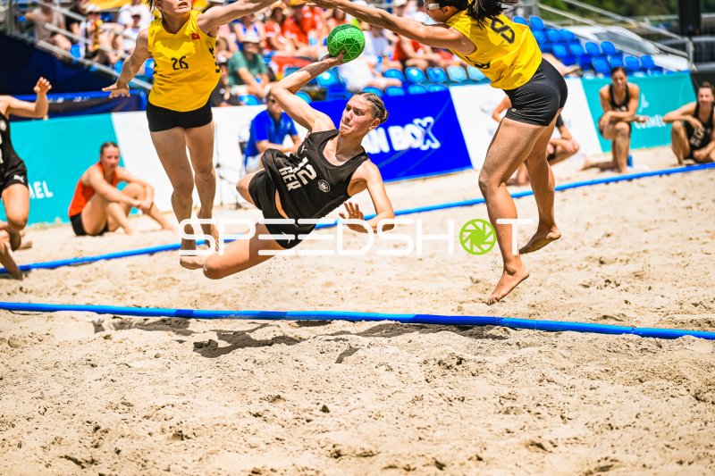 Dilayla Alarslan (#12; Deutsche Frauen Beachhandball Nationalmannschaft) beim Sprungwurf