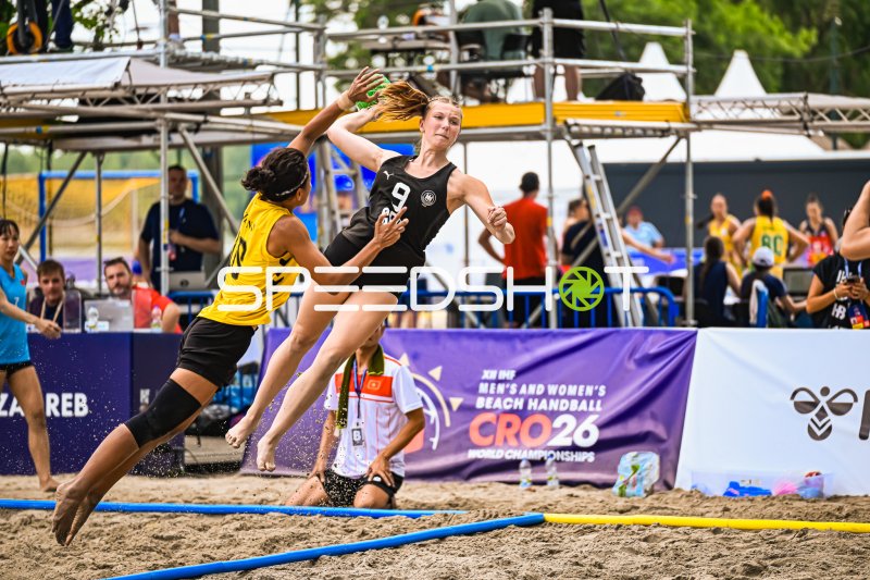 Emma Pilz (#9; Deutsche Frauen Beachhandball Nationalmannschaft) beim Wurfversuch