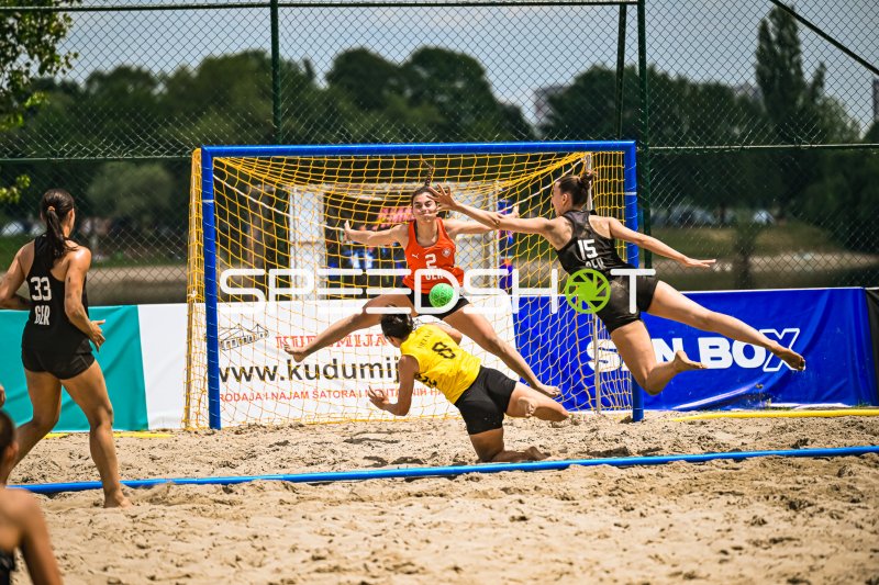Joelle Arno (#2; Deutsche Frauen Beachhandball Nationalmannschaft) pariert beim Torwartduell