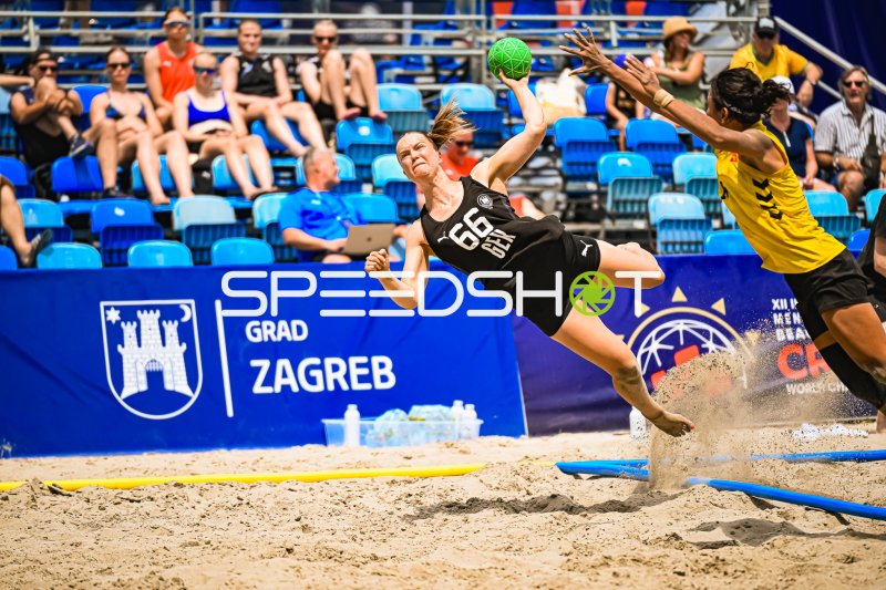 Amelie Möllmann (#66; Deutsche Frauen Beachhandball Nationalmannschaft) beim Wurfversuch in Zagreb