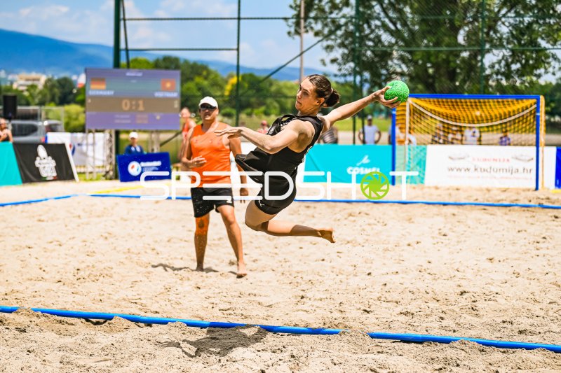 Spielerin der deutschen Frauen-Beachhandball-Nationalmannschaft beim Sprungwurf in Zagreb