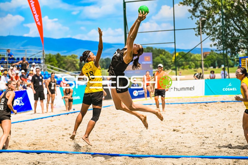 Isabel Kattner (#10, Deutschland) springt zum Wurf beim IHF Beach Handball World Championship