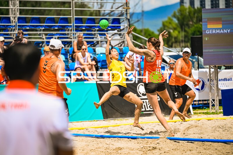Isabel Kattner (#10; Deutsche Frauen Beachhandball Nationalmannschaft) blockt Wurfversuch
